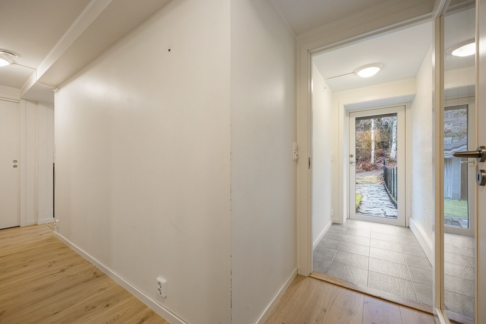 Egen inngang til kjeller. Galleribilde