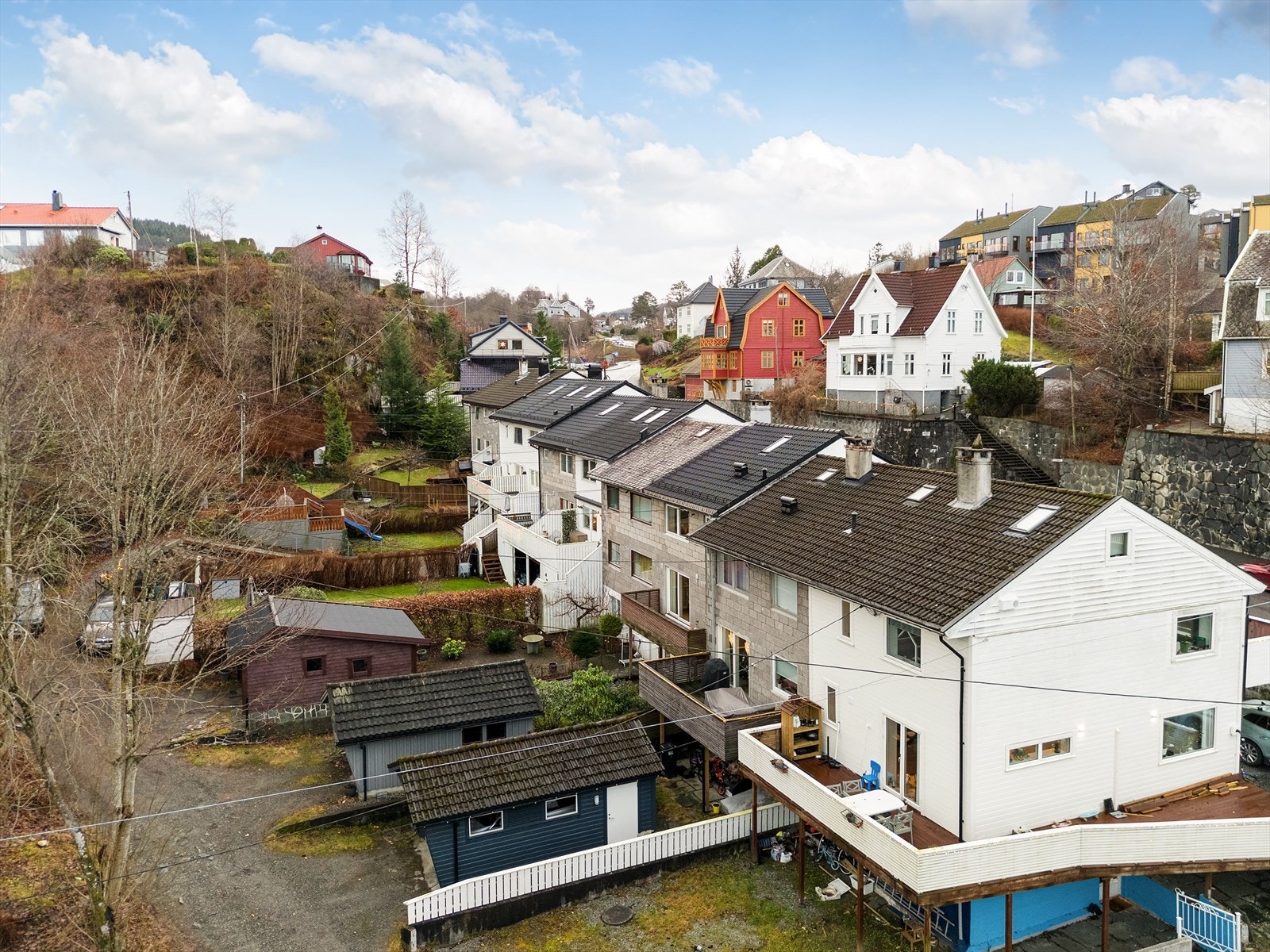 Boligen ligger i et veletablert og attraktivt boligområde like ved Skjoldskiftet, kjent for sitt rolige bomiljø, gode servicetilbud og utmerkede kollektivforbindelser. Galleribilde