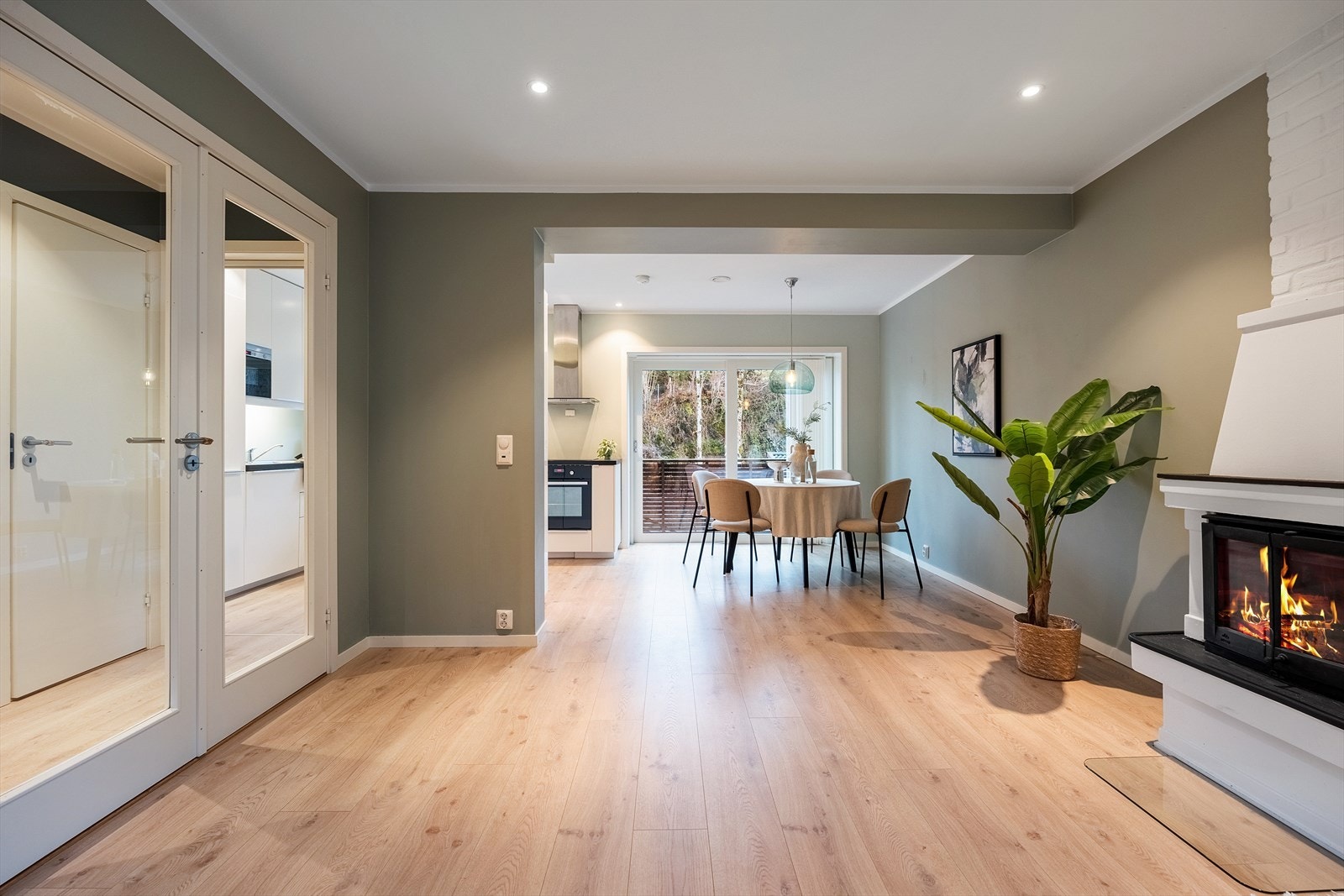 Delvis åpen stue- og kjøkkenløsning. Galleribilde