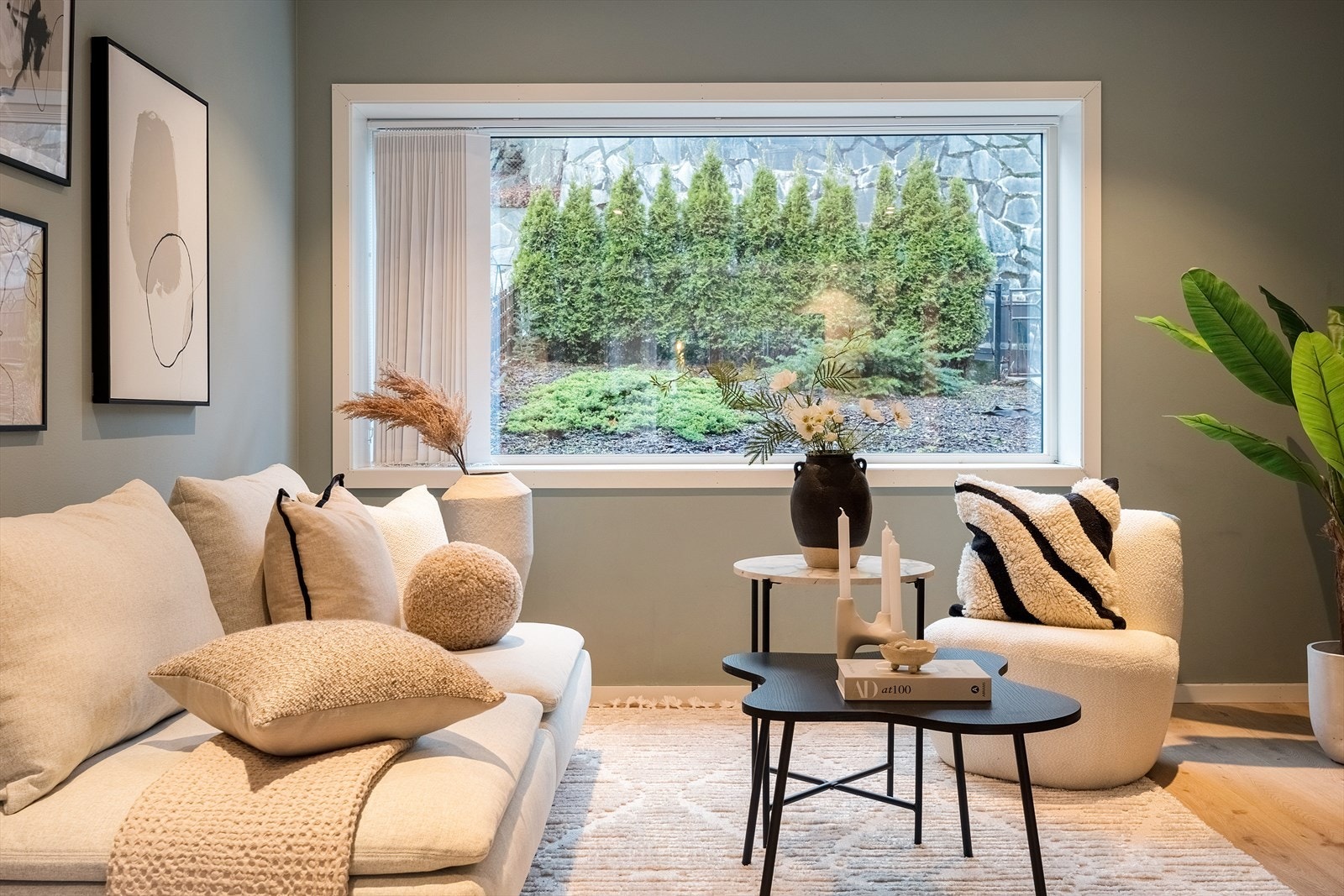 Overflatene er malt i lyse og behagelige farger. Galleribilde