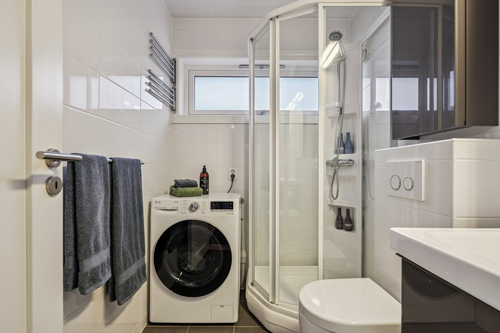 Delikat bad med flislagte overflater og pen innredning. Galleribilde