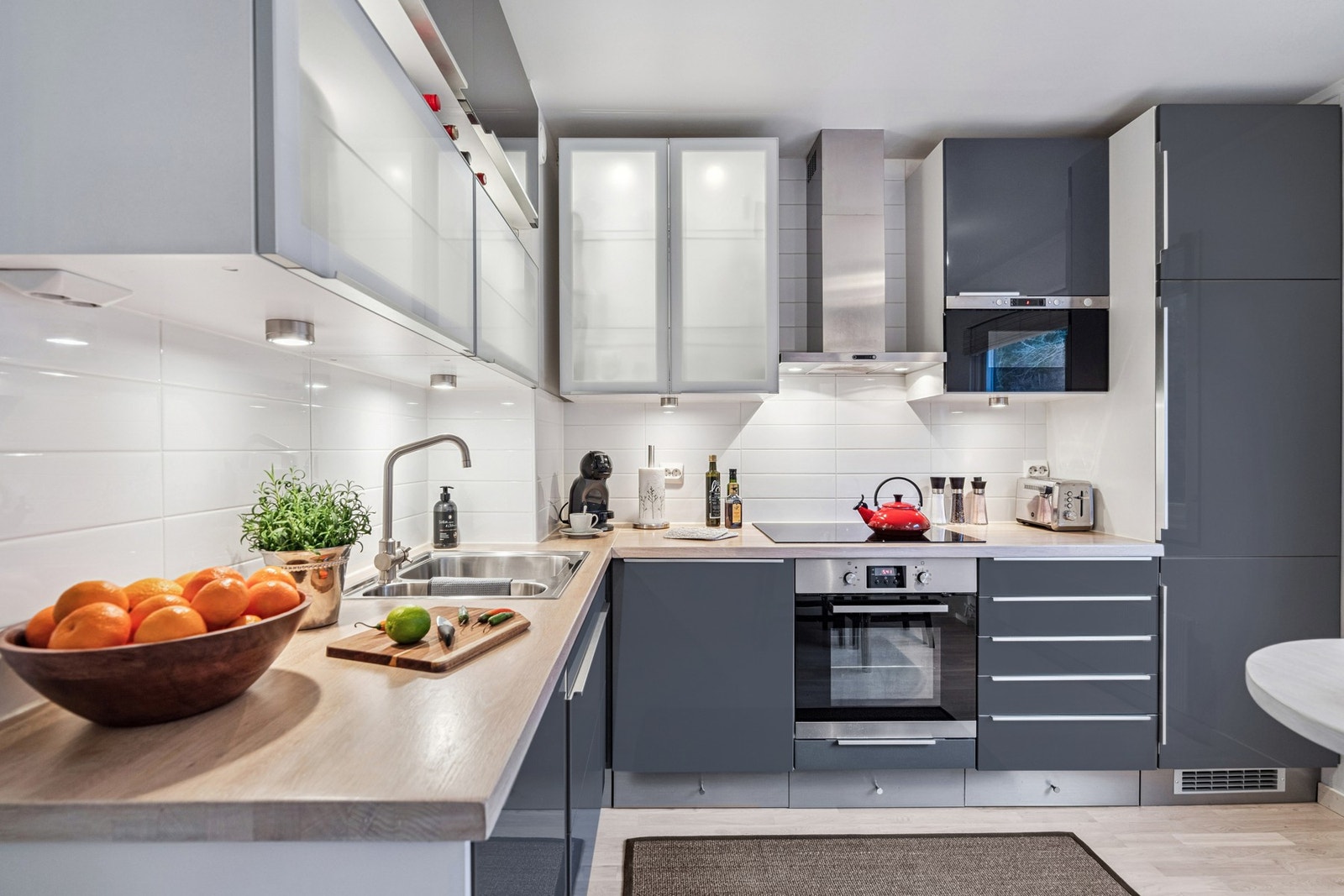 Kjøkkenet har innredning fra IKEA med glatte fronter og benkeplate av heltre eik. Galleribilde