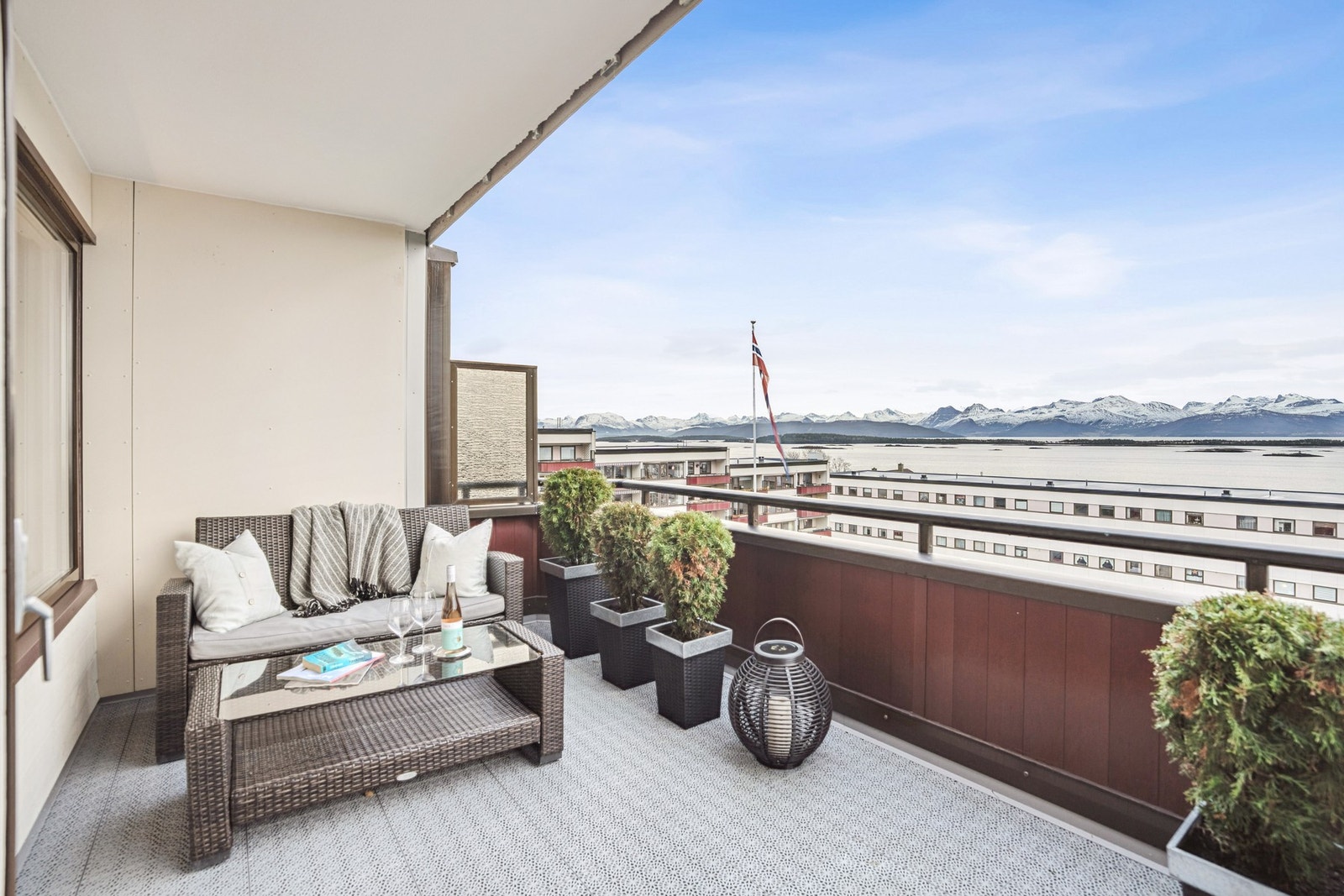 Den flotte verandaen blir en naturlig forlengelse av stuen i sommerhalvåret. Galleribilde