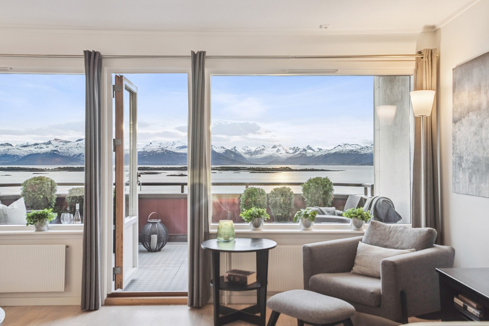 Leiligheten ble pusset opp i regi av nåværende eier i 2012 og fremstår som et moderne og delikat hjem med lite bruksslitsje. Galleribilde