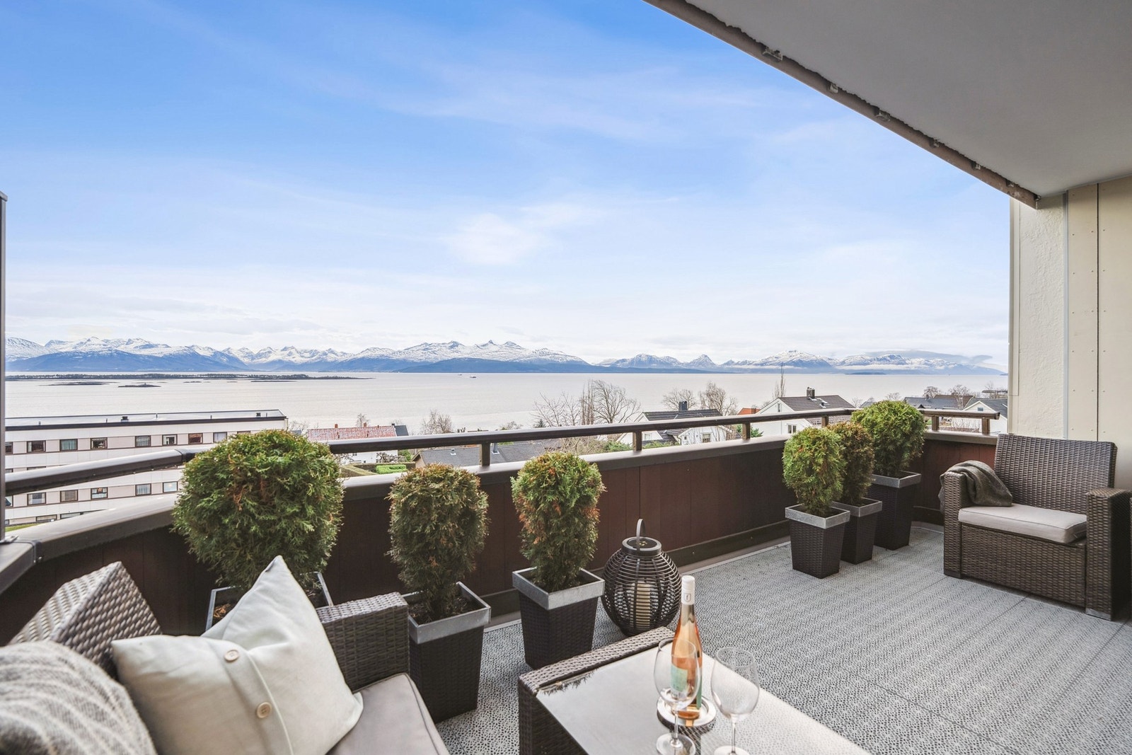 Dette er en lys og innbydende 3-roms topp- og endeleilighet med god intern beliggenhet og nydelige sol- og utsiktsforhold Galleribilde