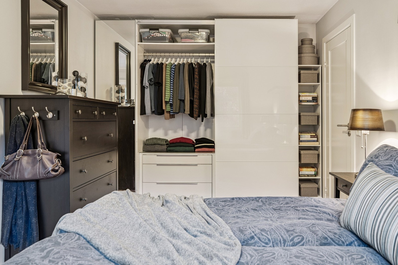 Det er satt inn stor skyvedørsgarderobe med praktisk innredning bestående av både oppheng, hyller og skuffer. Galleribilde