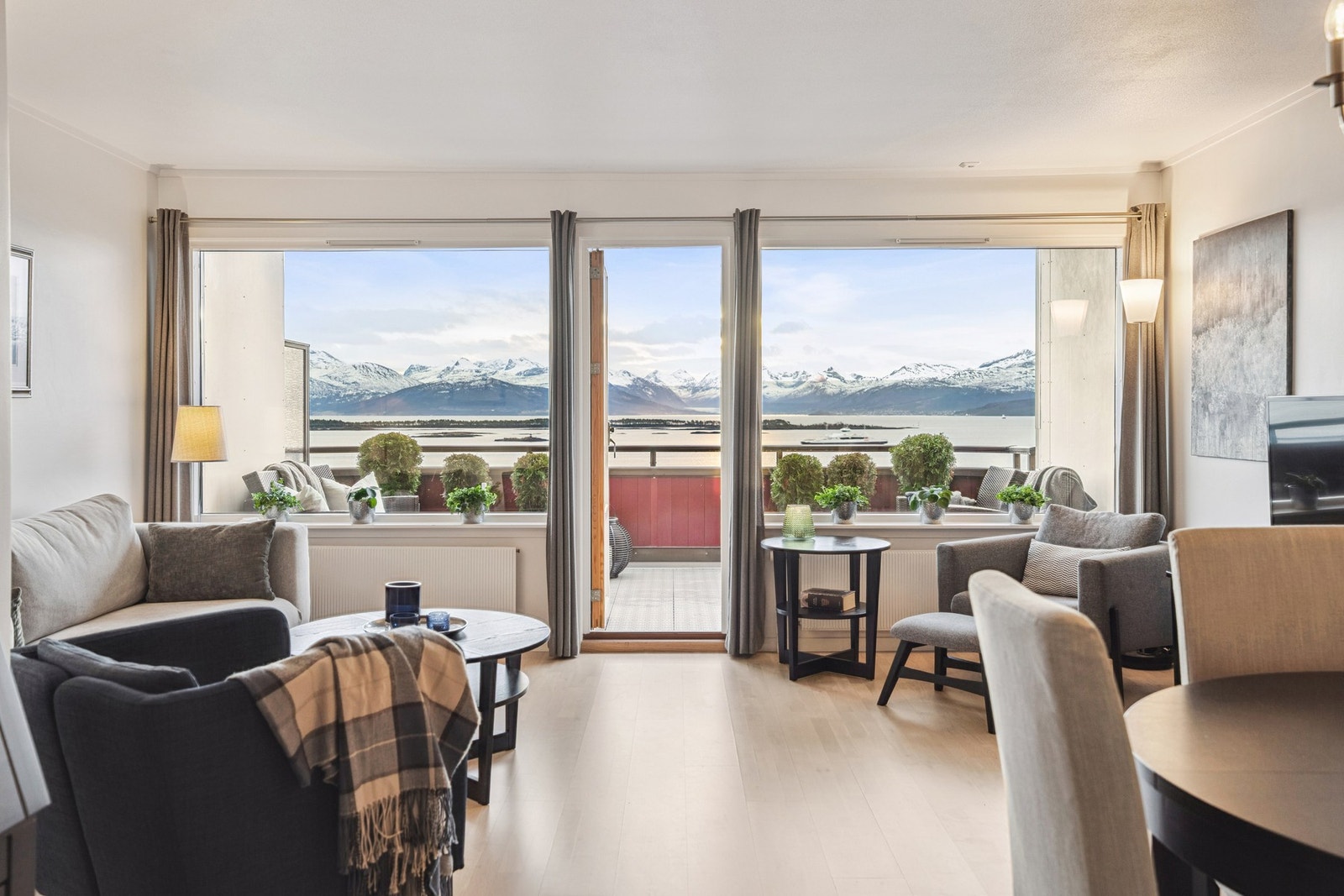 Den flotte utsikten kan også nytes fra sofakroken. Galleribilde