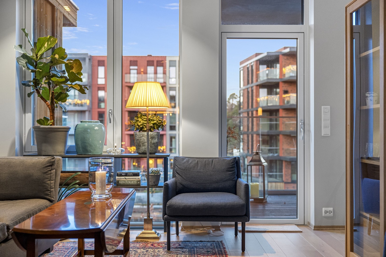 Lun og koselig stue med utsikt mot Lille Pollen Galleribilde