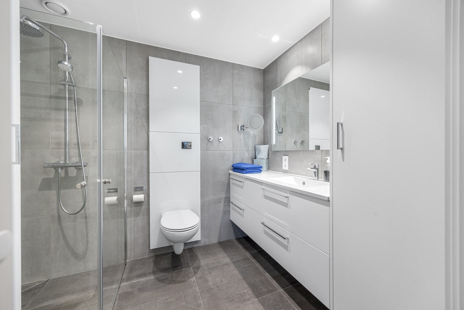 Flislagt bad med romslig servantskap Galleribilde