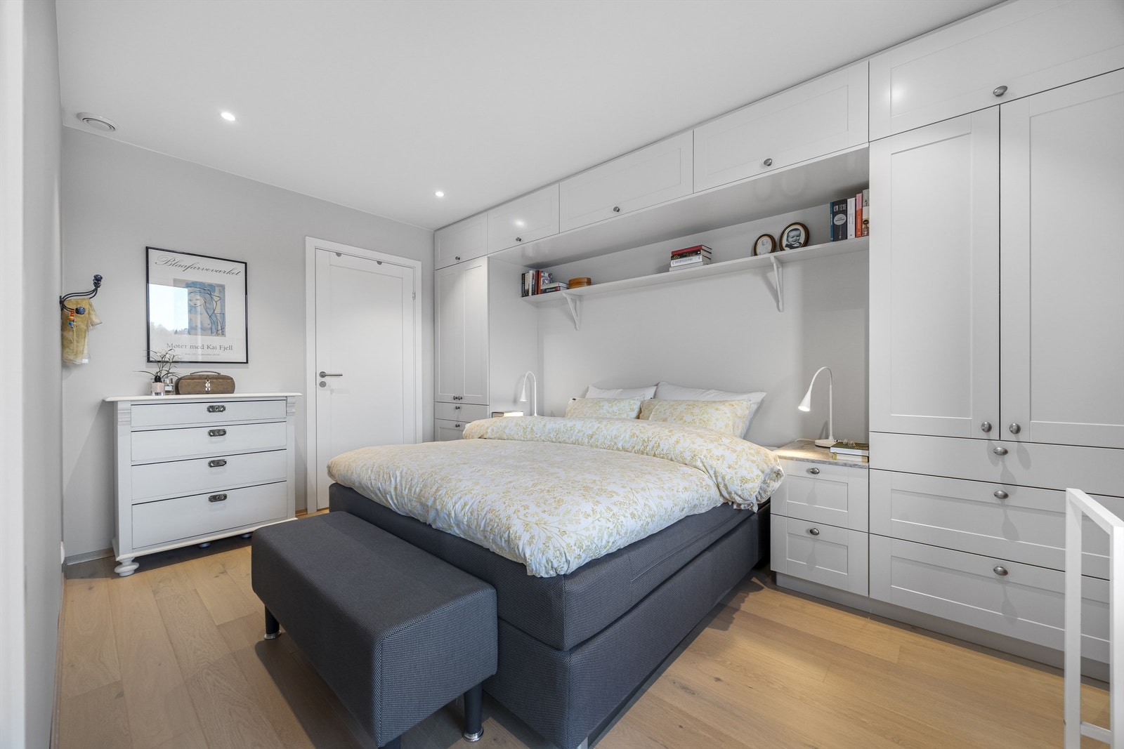 Delikat og innbydende hovedsoverom med skreddersydde garderober og direkte adkomst til bad. Galleribilde