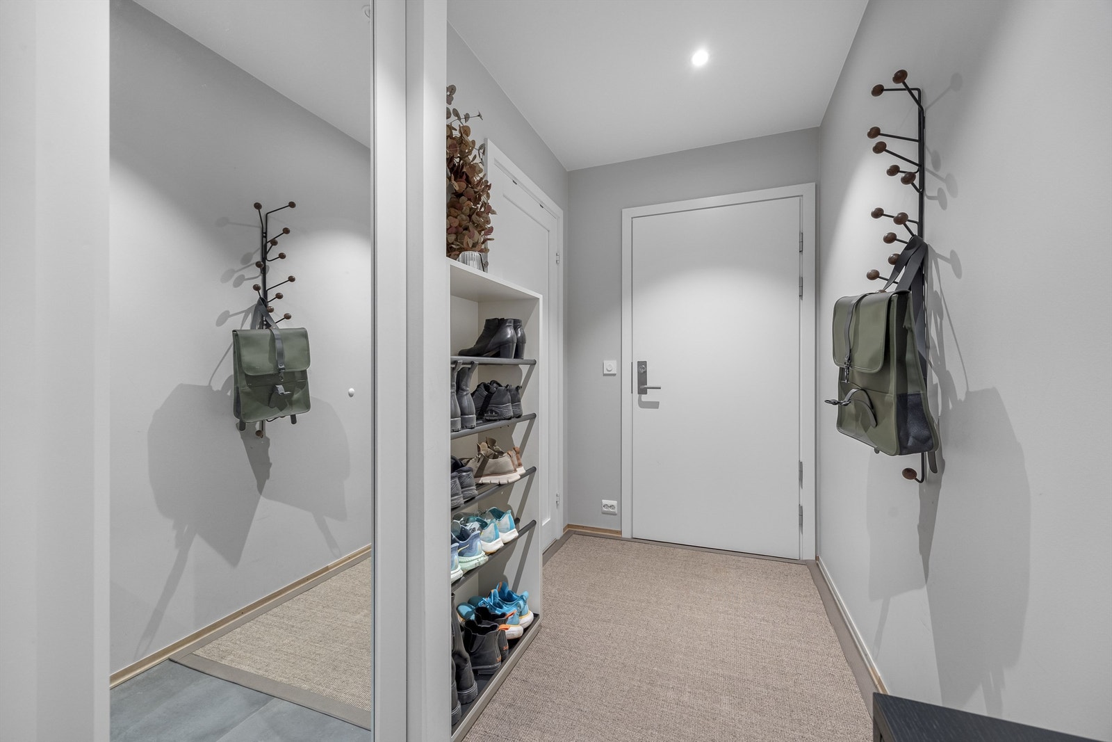 Romslig gang med skyvdørsgarderobe fra Strai Galleribilde