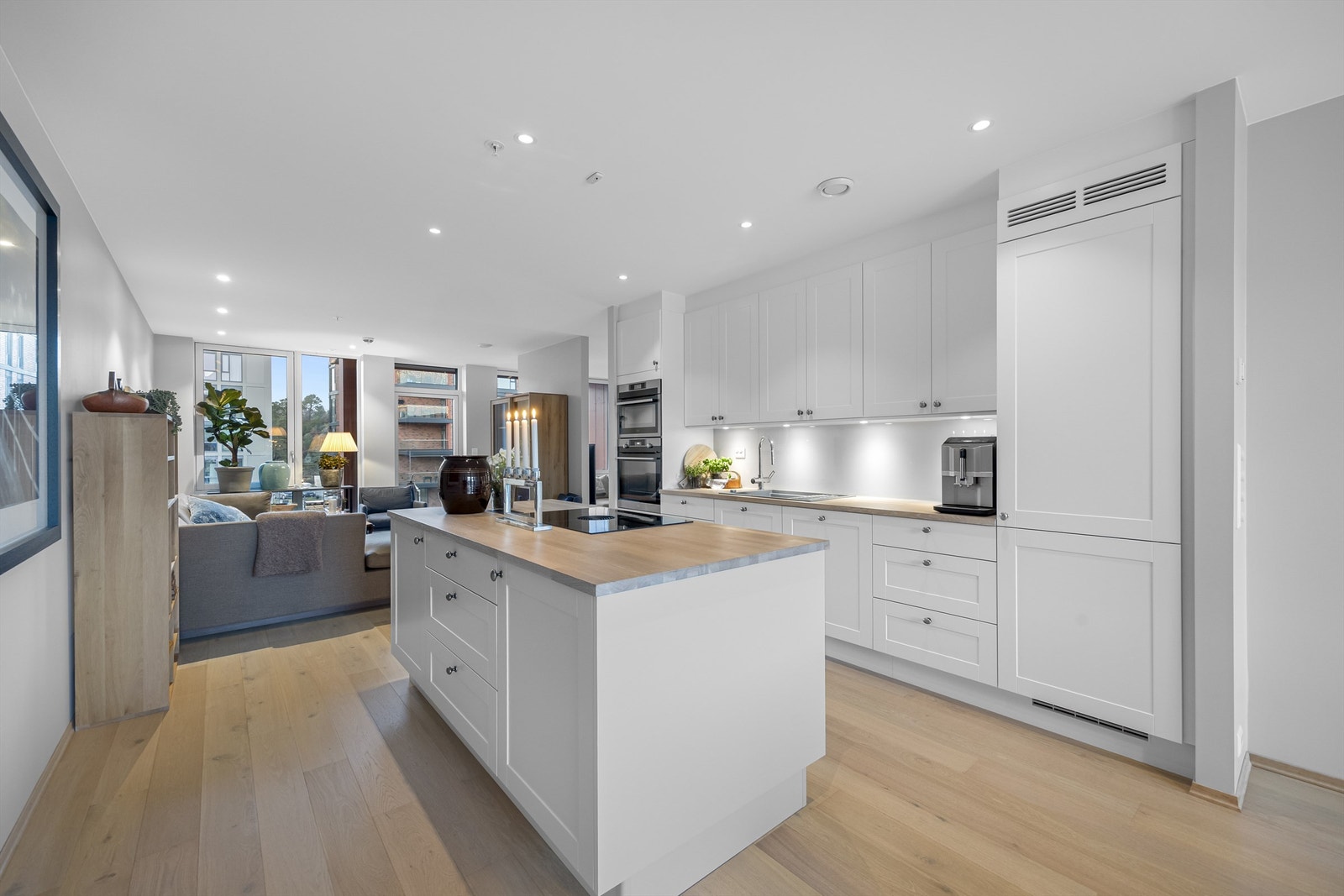 Praktisk kjøkkenøy med integrert koketopp og down draft Galleribilde