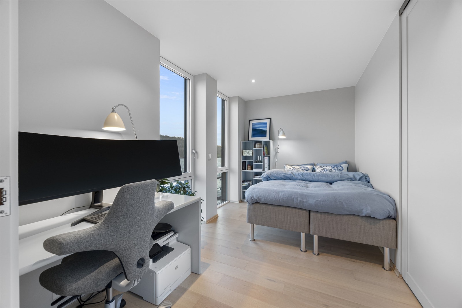 Soverom med nydelig utsikt og god plass til garderobe og kontorpult Galleribilde