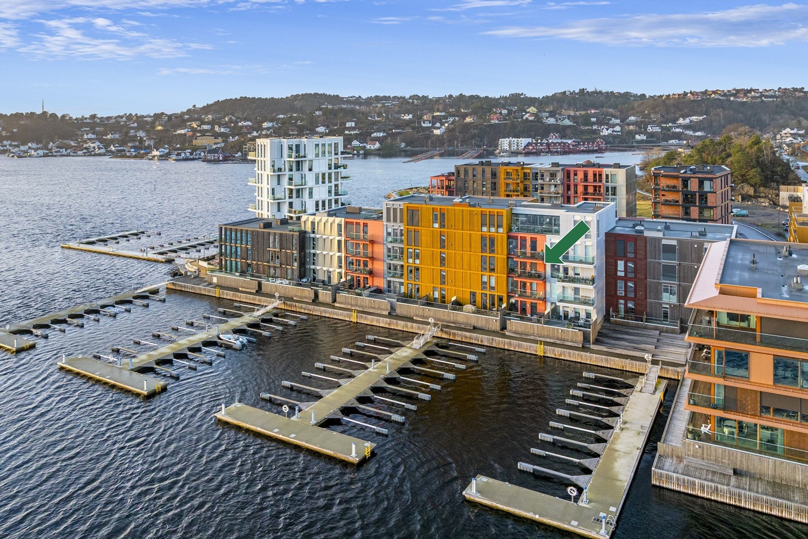 Leiligheten ligger i 3. etasje, er gjennomgående med fritt utsyn og gode solforhold Galleribilde