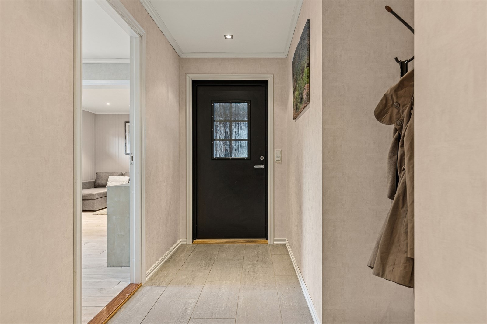 Flislagt gulv gir et praktisk og lettstelt inngangsparti. Galleribilde