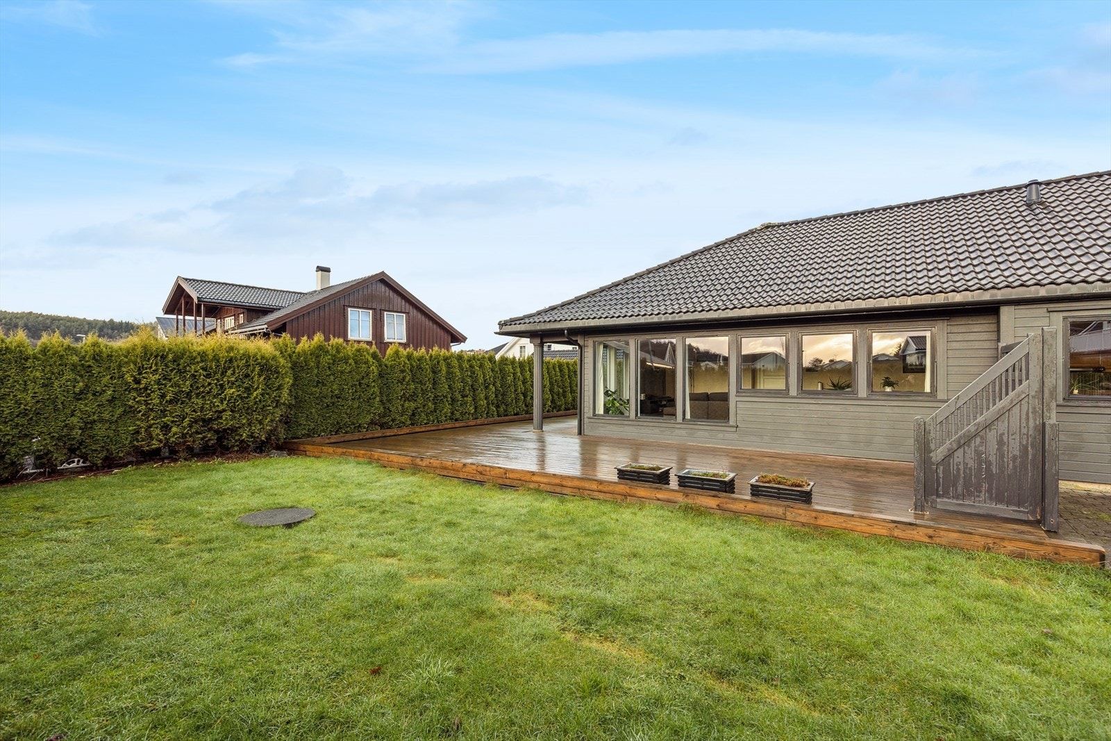 Hagen er opparbeidet med plen og enkel beplantning som skaper et grønt uteområde og god plass til lek og moro. Galleribilde