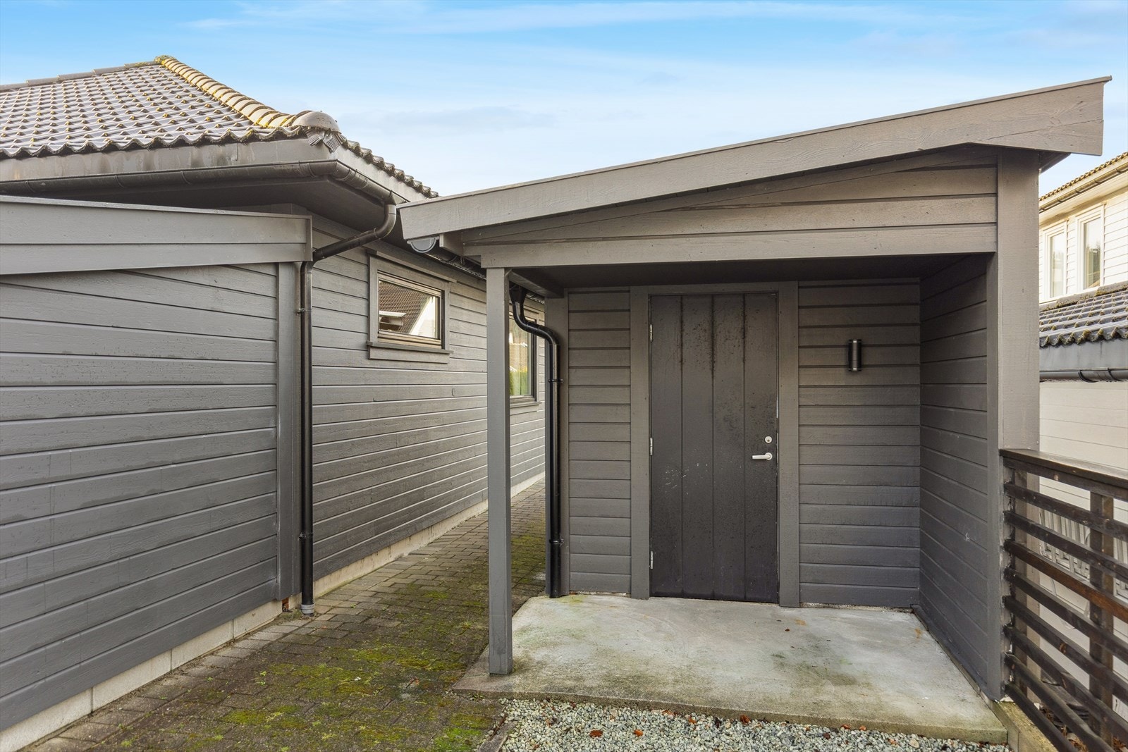 Utvendig bod har enkel tilgang via gruslagt gangvei og er beskyttet av et overbygg.( Ikke godkjent) Galleribilde