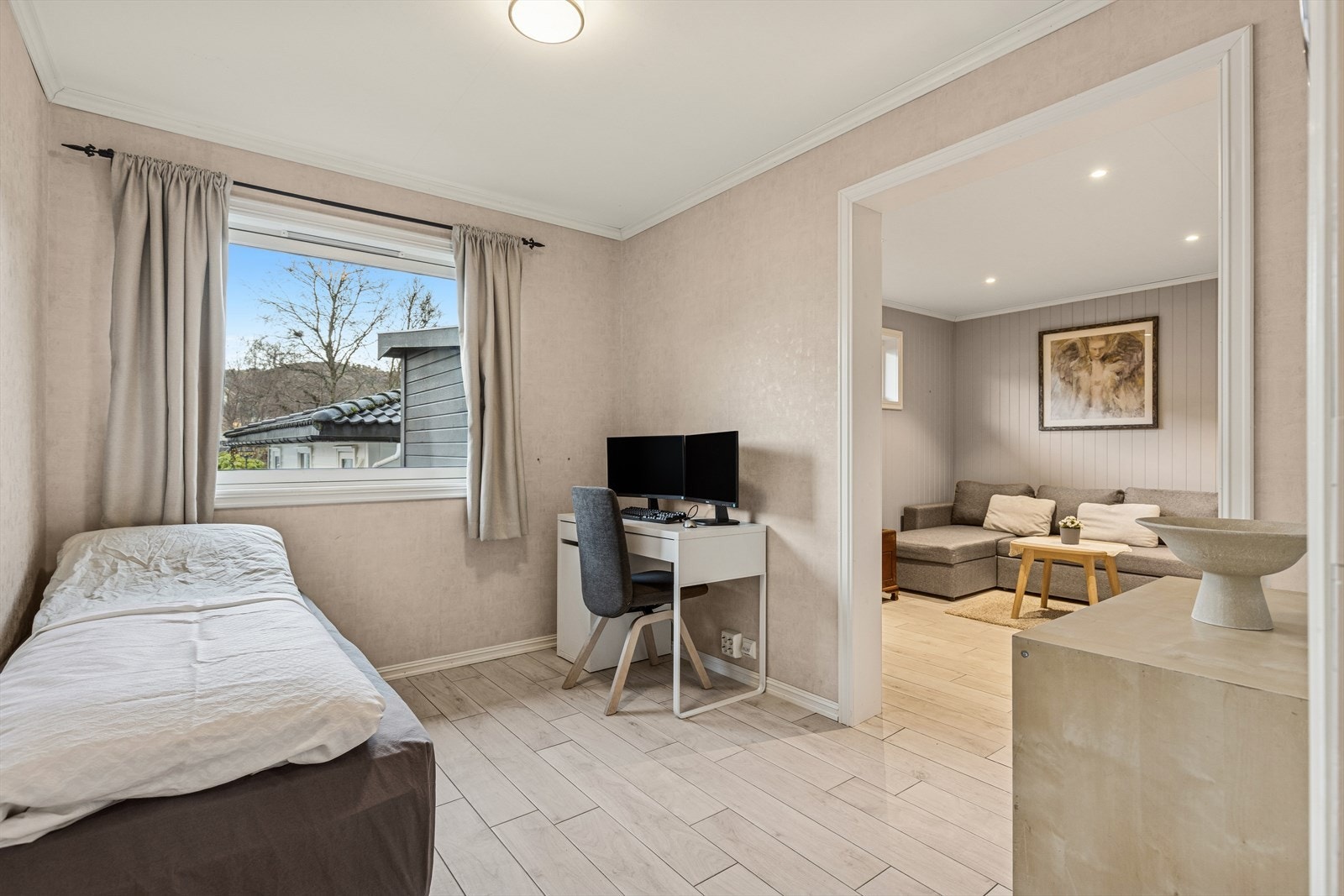 Soverom med fliser på gulvet. Galleribilde