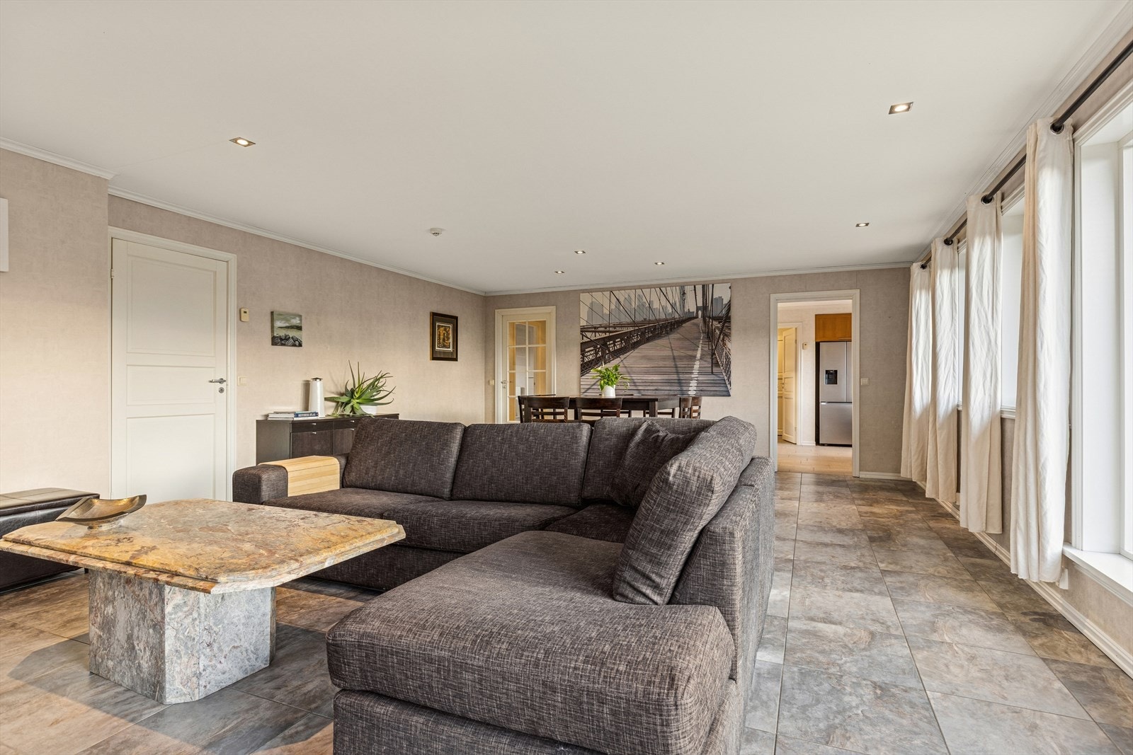 Boligen har livsløpsstandard og vannbåren gulvvarme i alle rom bortsett fra bod. Galleribilde