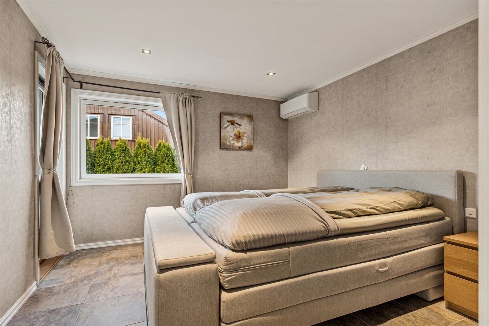 Plass til dobbeltseng og garderobe gir et funksjonelt hovedsoverom. Galleribilde