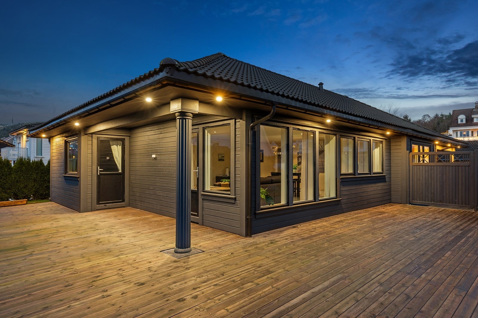 Terrassen er sør og vestvendt slik at den har god solforhold. Galleribilde