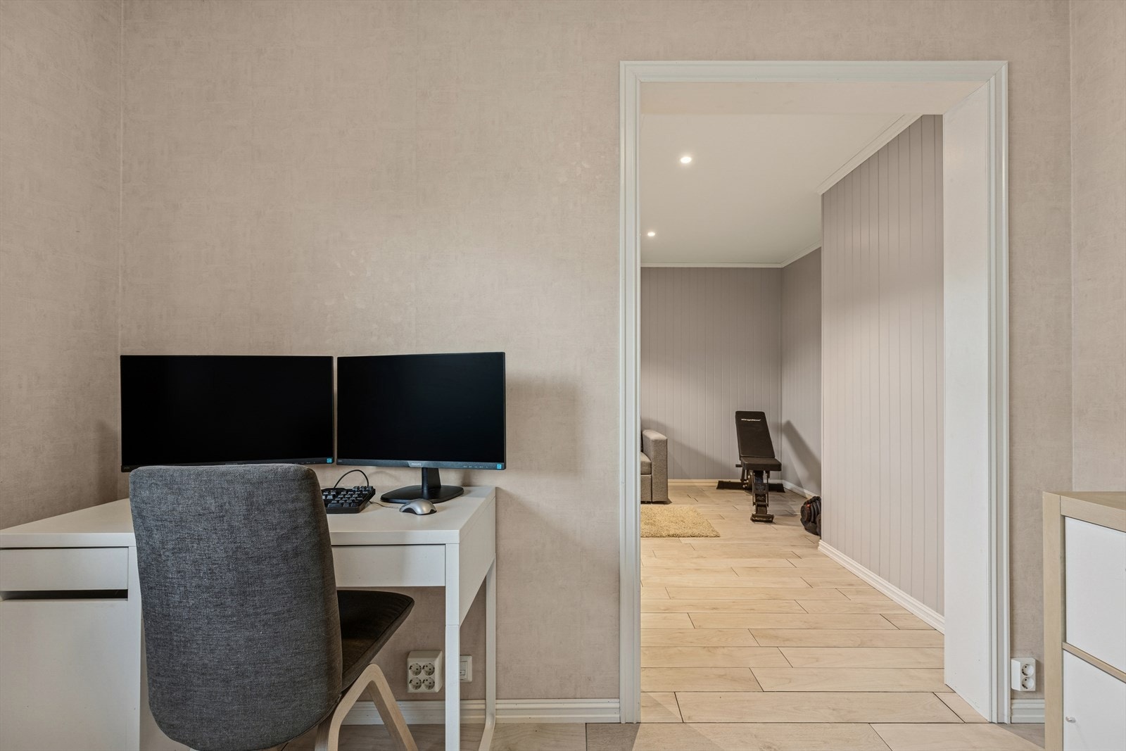 Arbeidsområde med plass til dataskjerm gir gode muligheter for hjemmekontor. Galleribilde