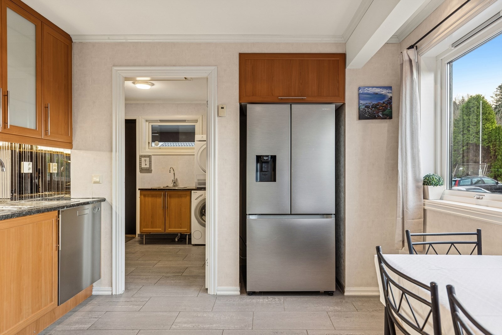 Fra kjøkkenet er det praktisk adkomst til vaskerommet. Galleribilde