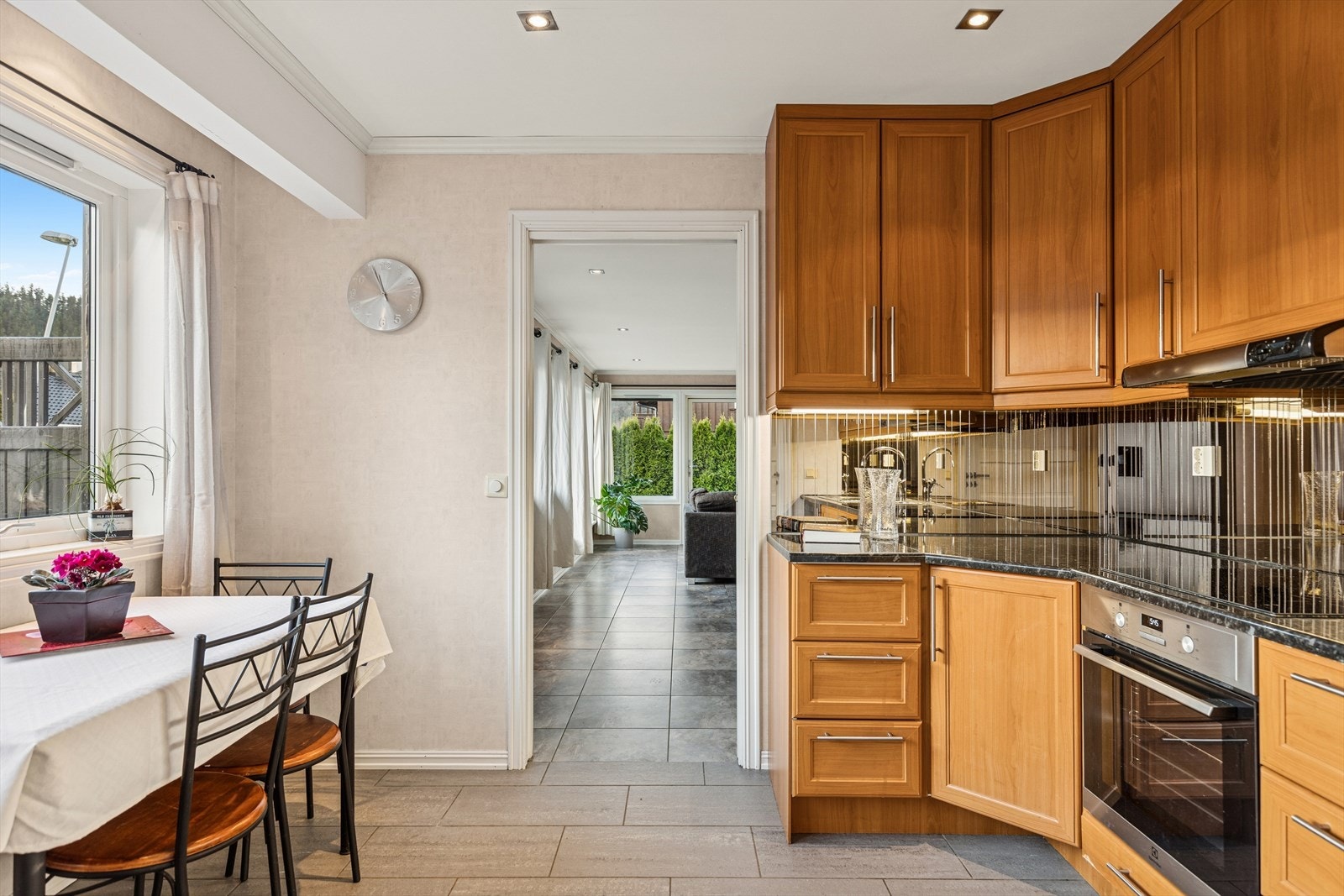 Her er god skap- og benkeplass. Hyggelig spiseplass ved kjøkkenvinduet. Galleribilde