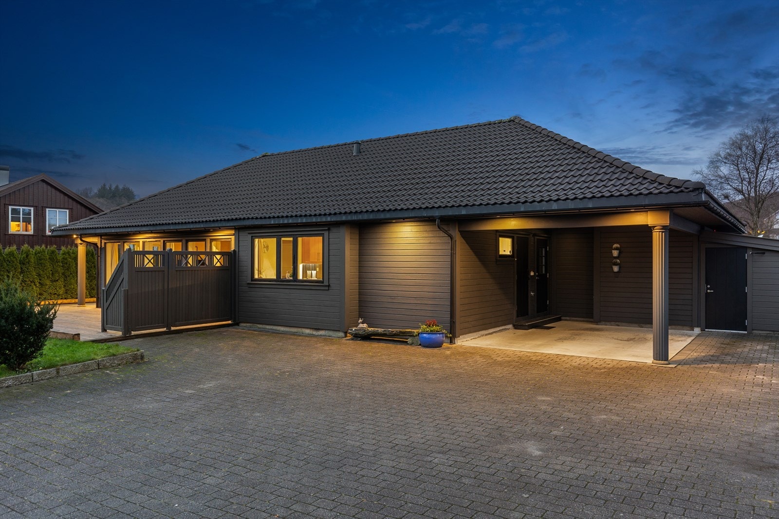 Parkering i carport ved inngangen gir enkel adkomst til boligen. Flott belyst eiendom! Galleribilde