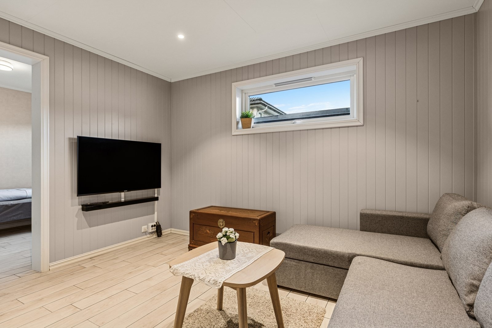 Opprinnelig bod som er utvidet og åpent opp inn til soverom. ( Ikke godkjent) Galleribilde