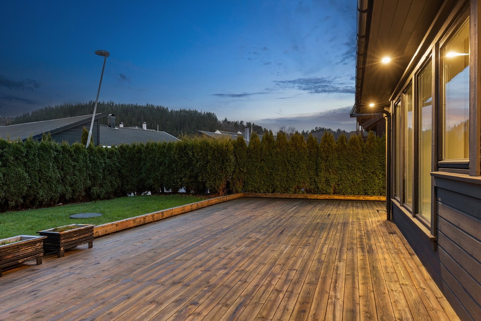 Stor terrasseplatting med god plass til utemøbler og mulighet for å nyte de fine sommerdagene. Godt skjermet hage - uten innsyn! Galleribilde