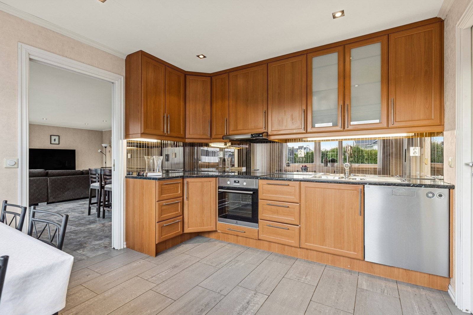 Kjøkkenet har profilerte fronter og benkeplate i laminat. Integrert oppvaskmaskin og induksjonstopp. Galleribilde