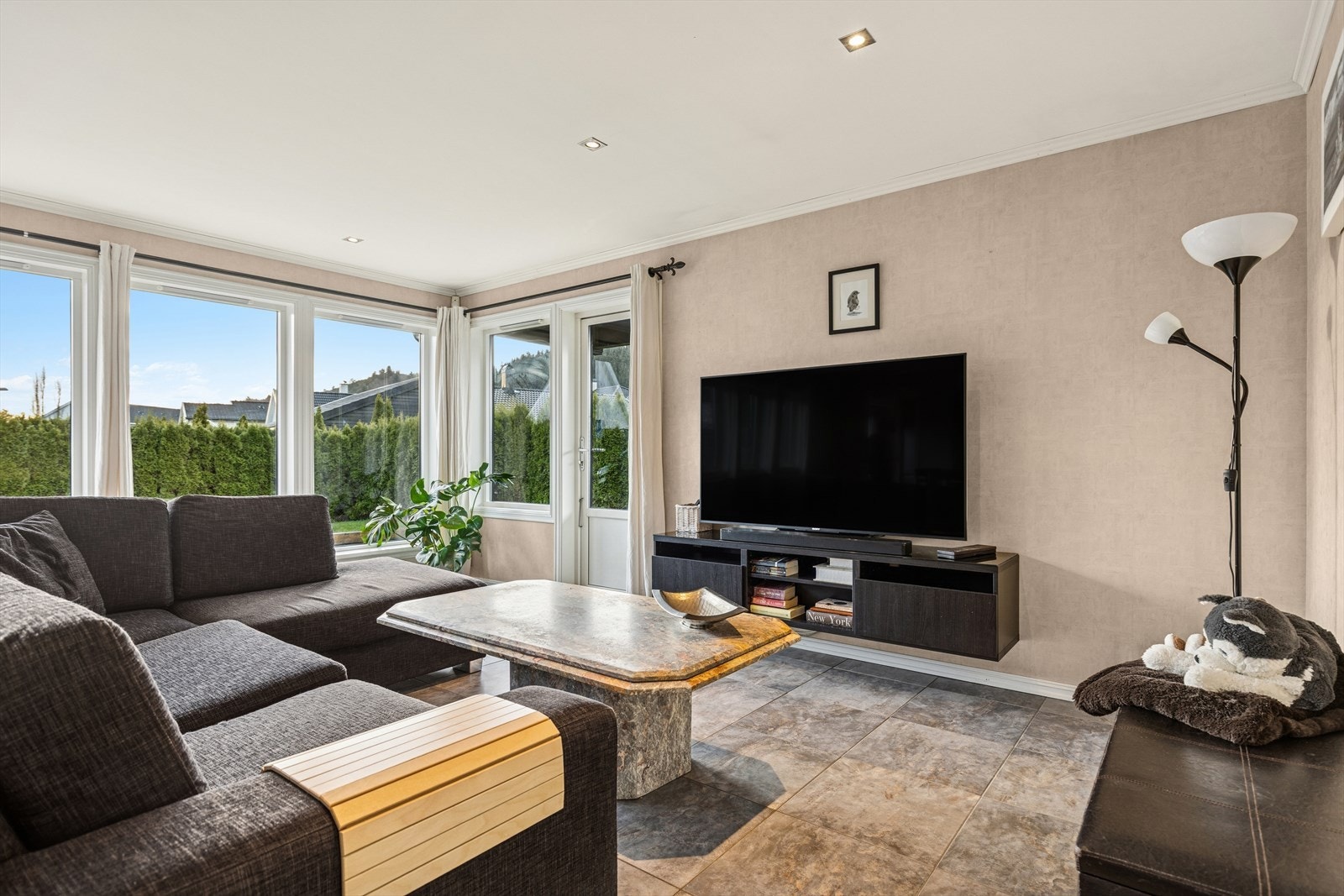 God plass til stor sofagruppe og utgang til hage gir enkel tilgang til uteområdet fra stuen. Galleribilde