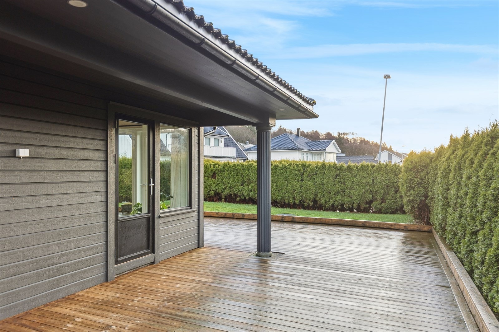 Enkel adkomst til uteplassen fra stuen. Galleribilde