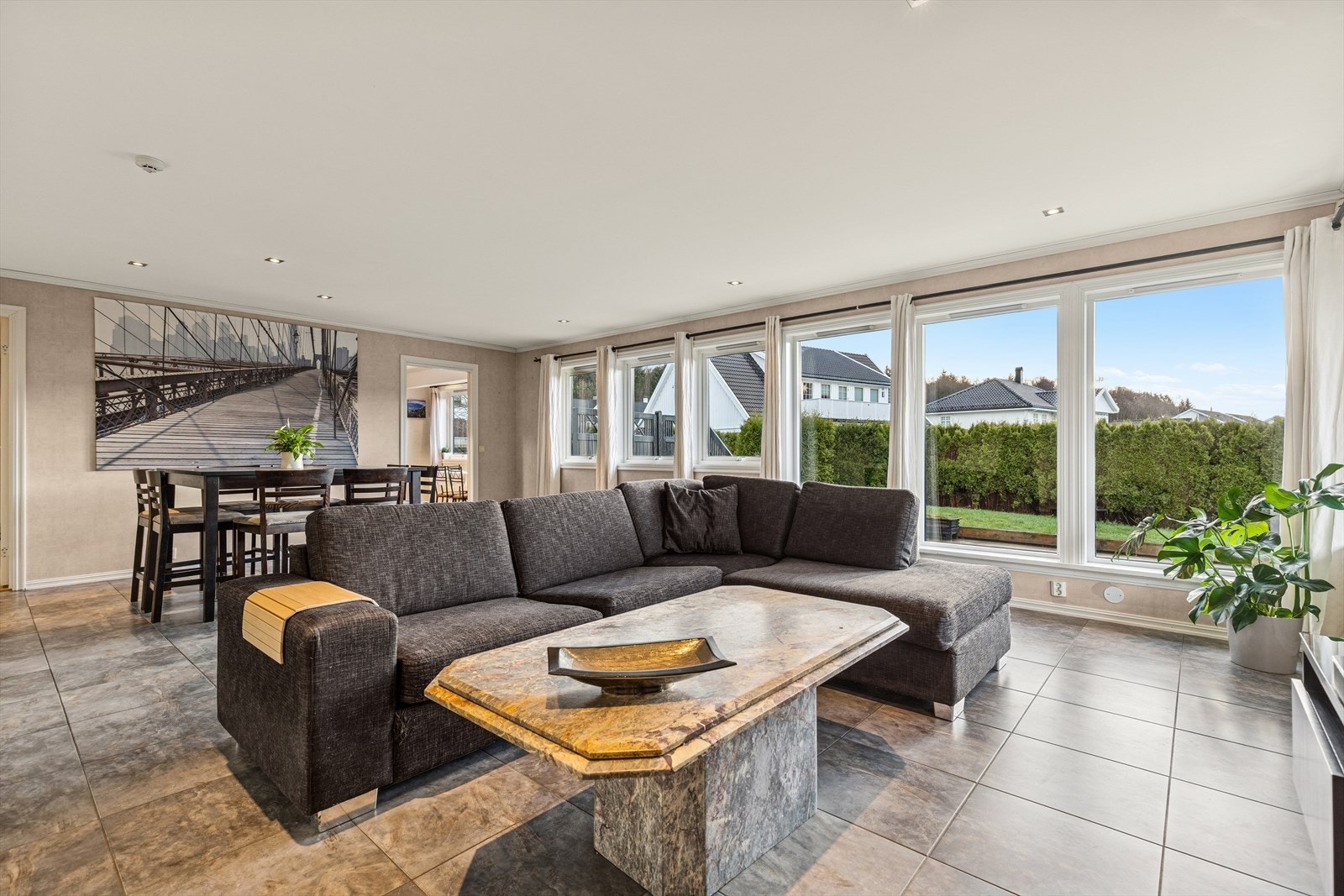 Stuen har store vindusflater som gir meget godt med naturlig lys inn og fin utsikt til hagen. Galleribilde