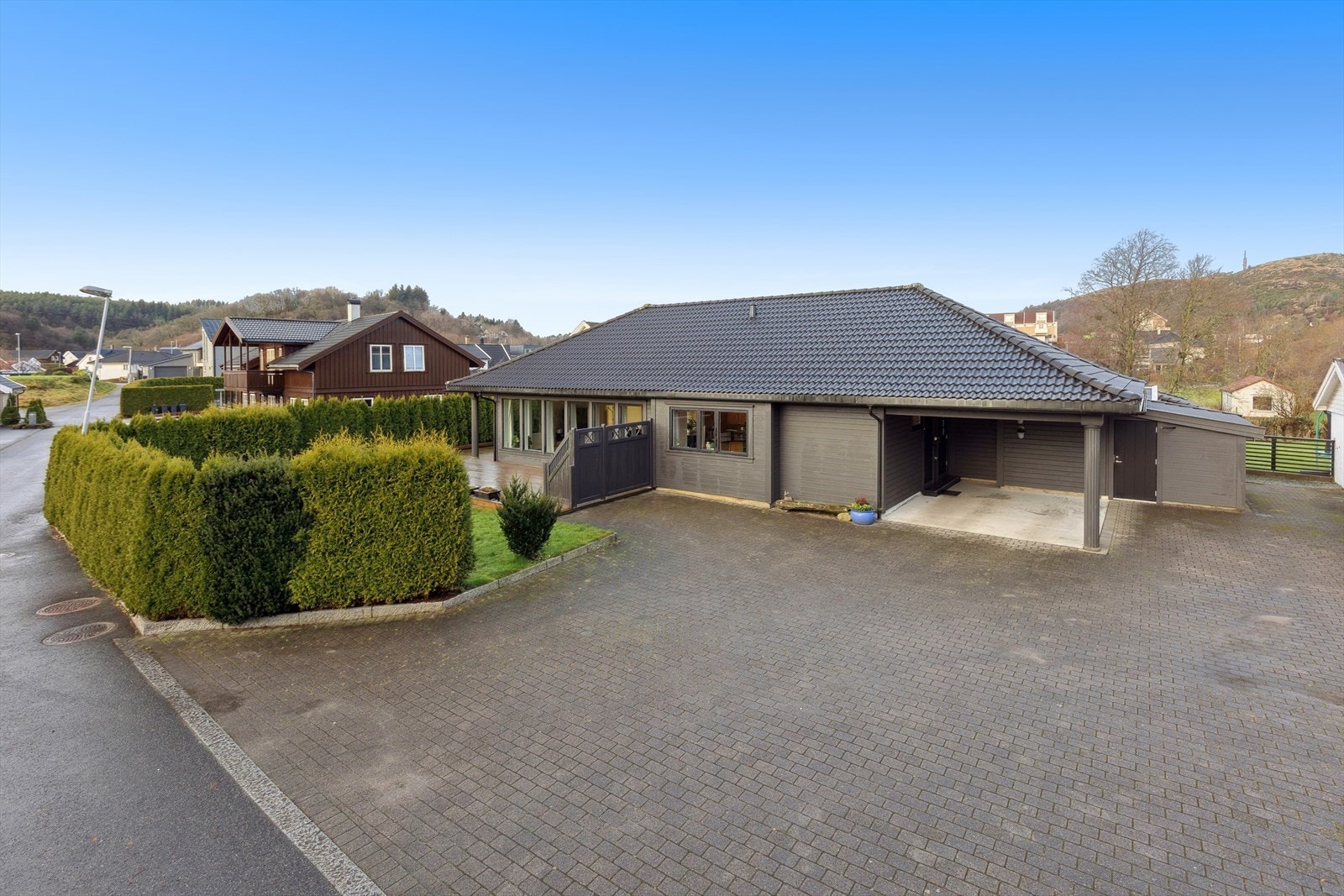 Hekkplanter gir privatliv rundt eiendommen, som ligger i et rolig og barnevennlig område. Galleribilde