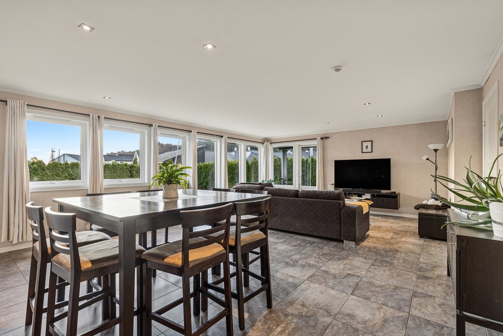 Her er god plass til stor spisestue med plass til mange både til hverdags og fest. Galleribilde