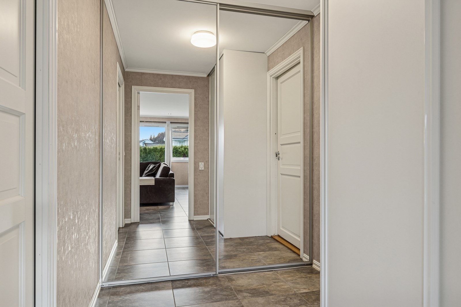 Velkommen inn! Skyvedørsgarderobe gir effektiv oppbevaringsløsning i entréen. Galleribilde