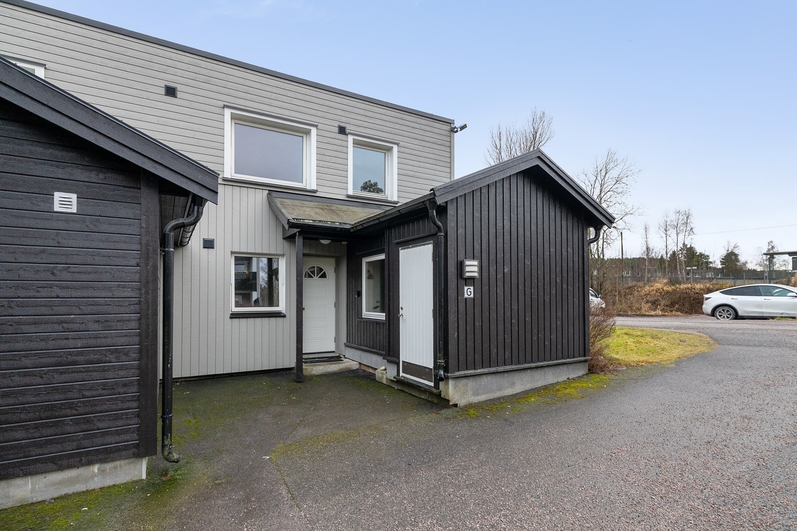 I nærområdet har man barnehager, barneskolene Kollmyr og Stigeråsen, samt Gulset ungdomsskole og idrettsanlegg hvor Gulset IF har et aktivt tilbud innen fotball og håndball, ski, turn og volley. I Gulsethallen finnes også svømmehall og treningssenter. Galleribilde