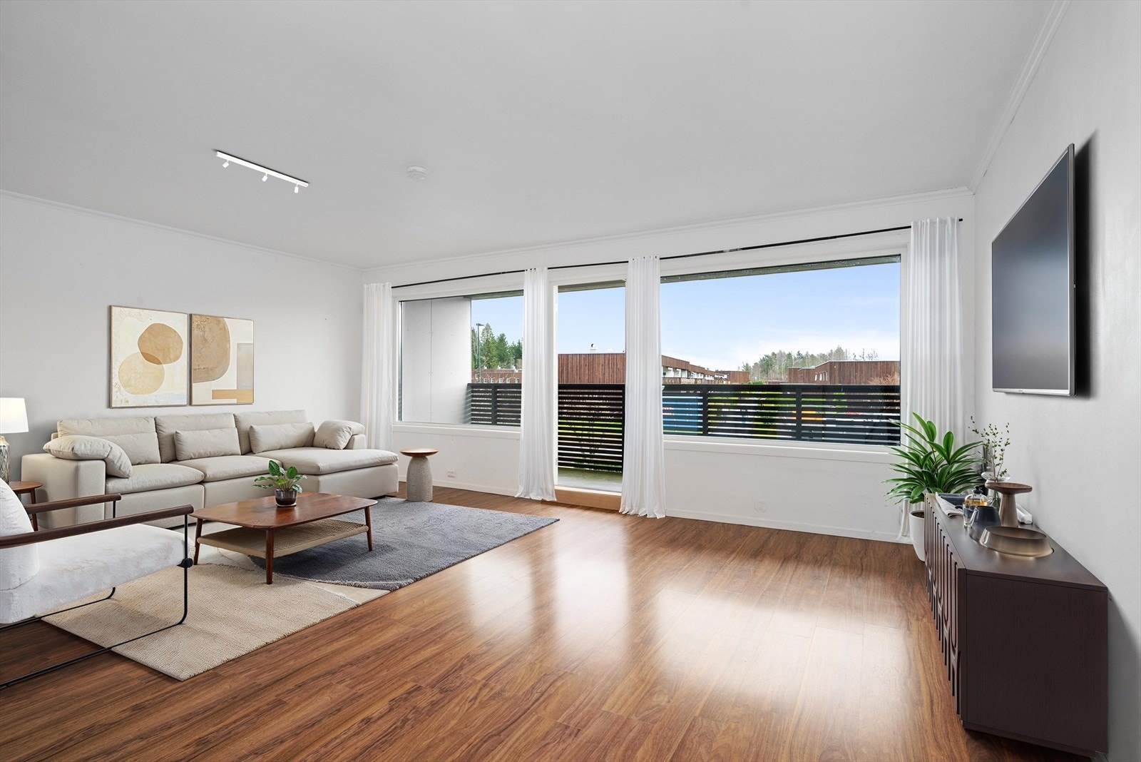 Stuen i 2. etasje er romslig med god plass til sofagruppe og mediemøblement. (Digital møblering som illustrasjon). Galleribilde