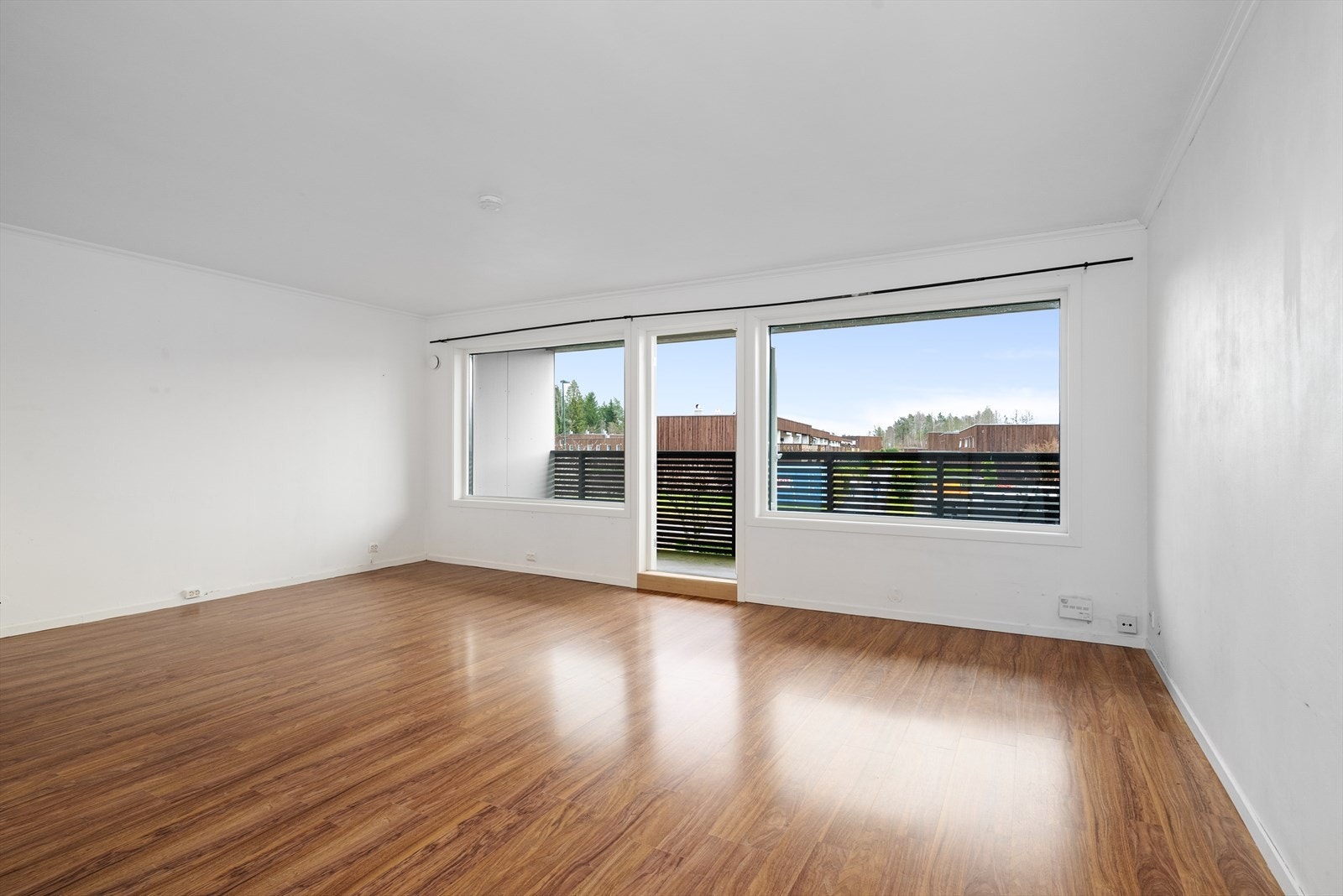 Stuen er lys og trivelig med store vindusflater samt lyse fargetoner. Galleribilde