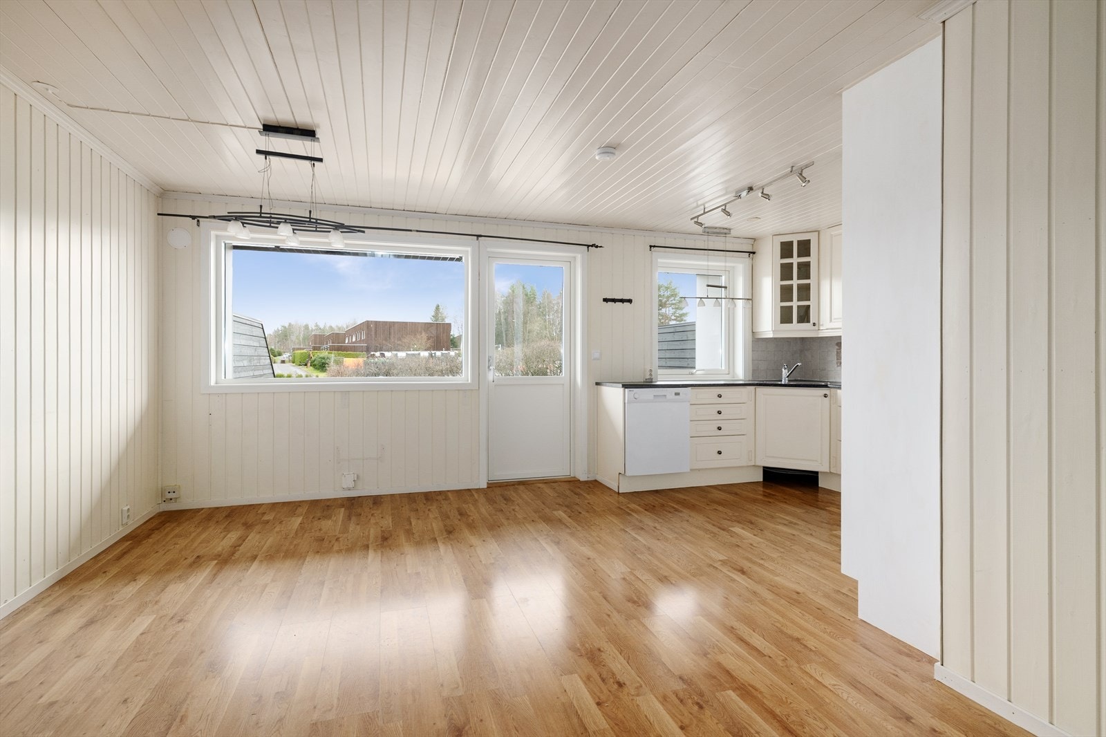 Spisestuen er lys og trivelig med gode møbleringsmuligheter samt store vindusflater som slipper inn rikelig med naturlig lys. Galleribilde