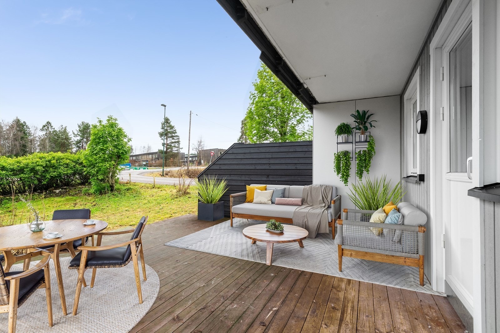 Fra stuen i 1. etasje er det dør ut til romslig terrasse på ca. 20kvm. (Digital møblering som illustrasjon). Galleribilde