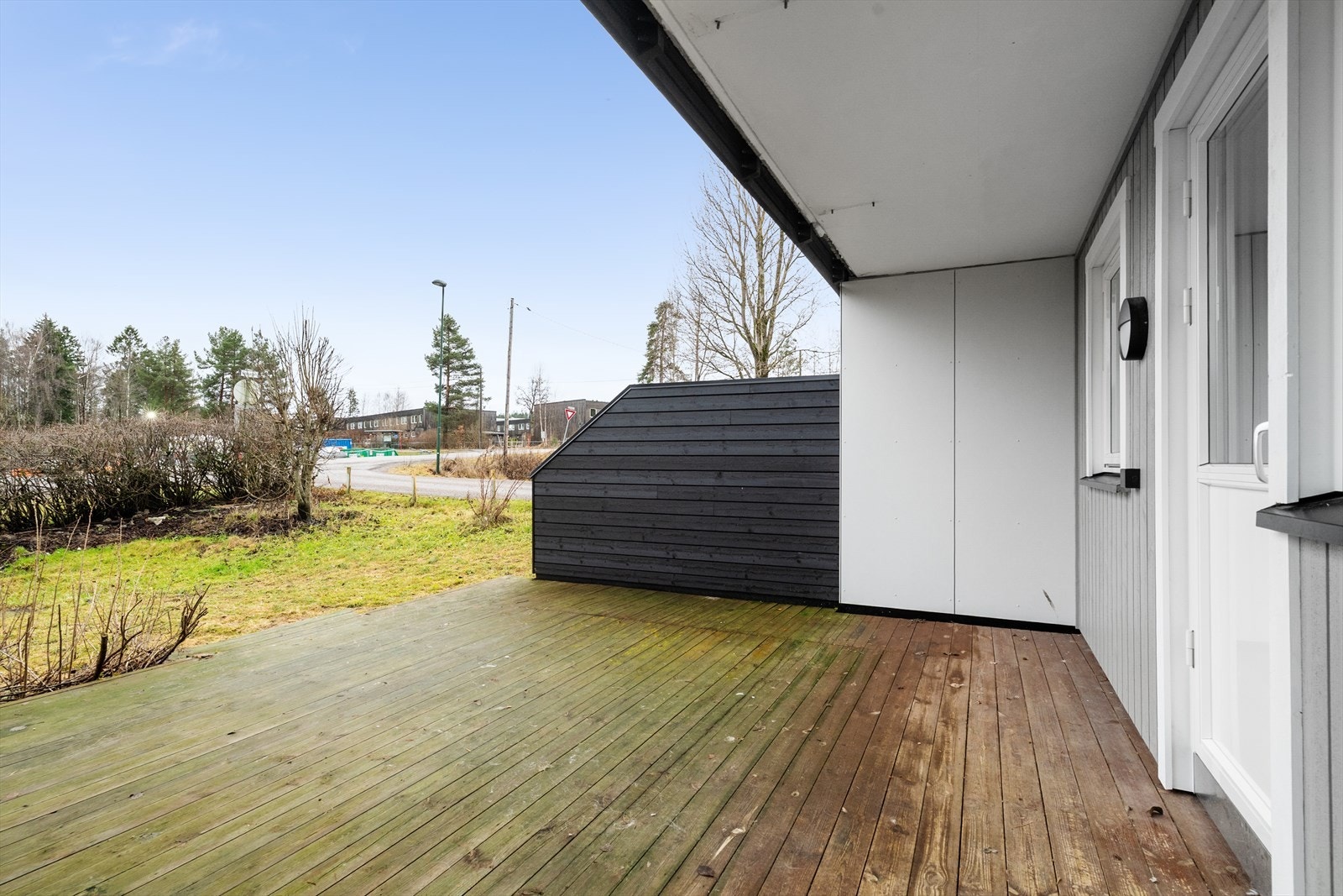 Hagen er opparbeidet med lettstelte busker og trær som får: Epler, søtkirsebær/moreller, bringebær, solbær, blåbær og rips. Galleribilde