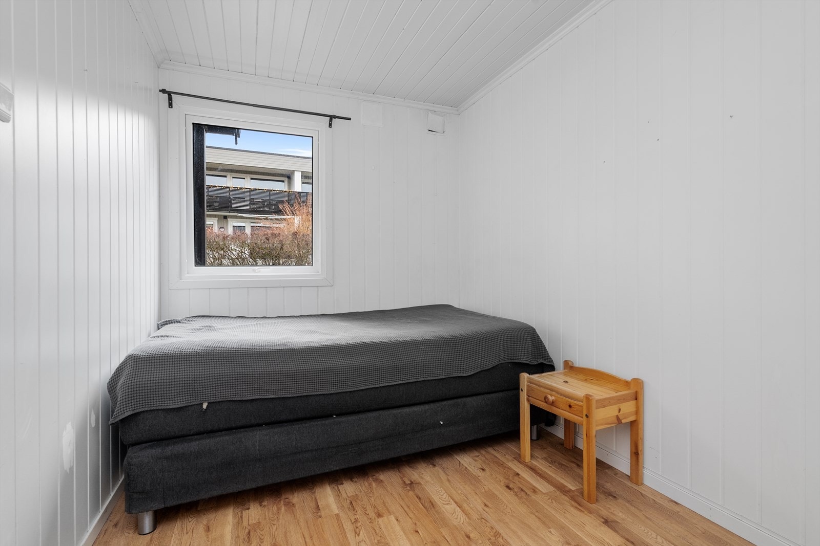 Det er 3 soverom i boligen, ett i 1. etasje og to i 2. etasje. Soverommet i 1. etasje ligger fint til med tilkomst fra gangen. Galleribilde