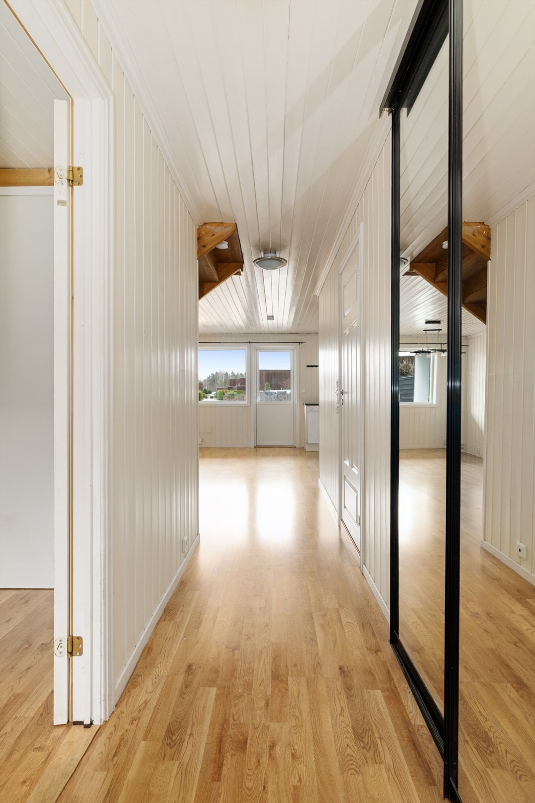 I gangen er det praktisk skyvedørsgarderobe med fin plass til yttertøy. Galleribilde