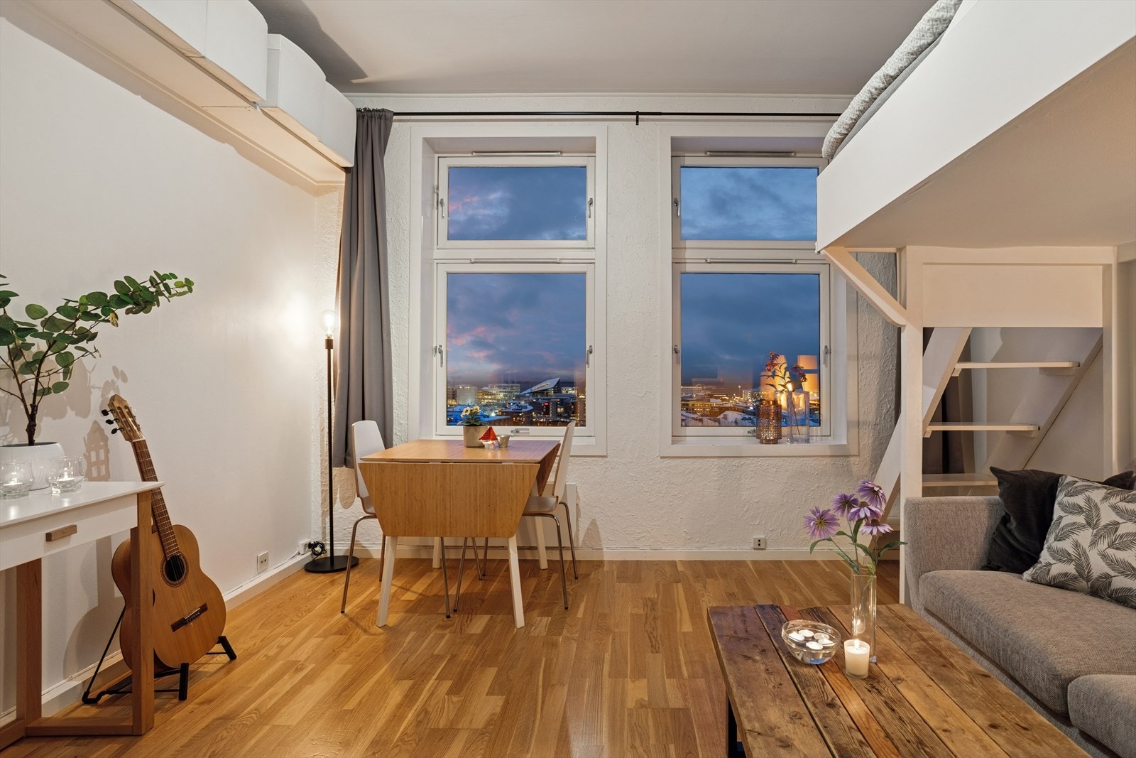 Stue med store vinduer sånn at du kan nyte den fine utsikten fra hele leiligheten. Galleribilde