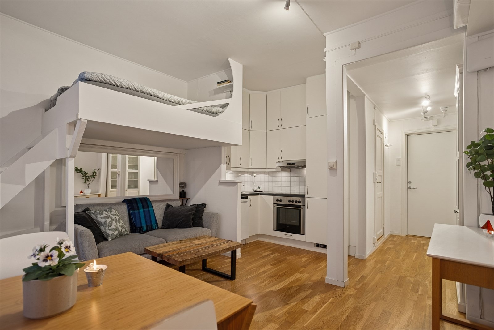 Det er god takhøyde som gjør at sengen får sin naturlige plass over sofaen. Galleribilde