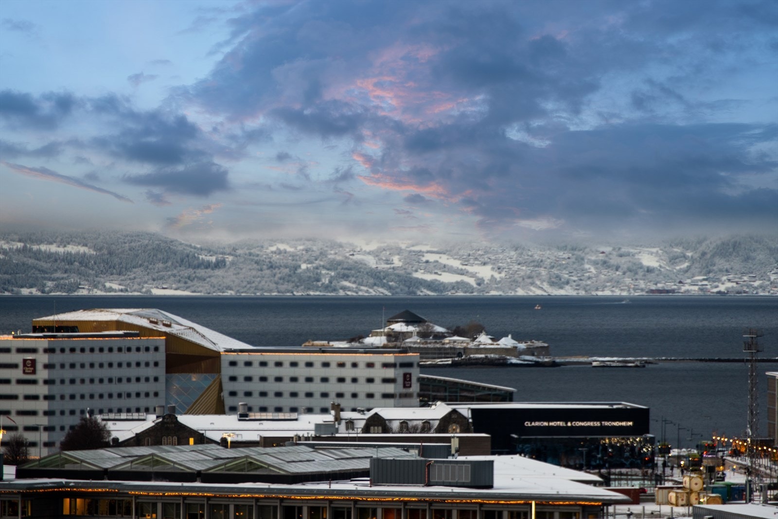 Borettslaget disponerer en flott sittebenk og grill som beboerne kan benytte fritt. Galleribilde