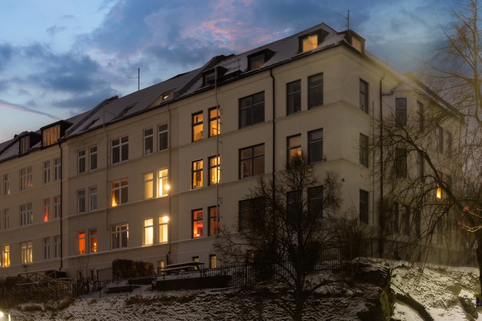 Borettslaget disponerer en flott og frodig felleshage med sittebenk og grill som beboerne kan benytte fritt Galleribilde